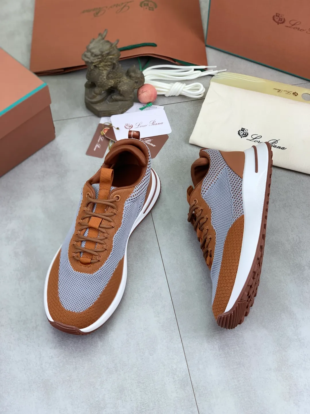 Men's men's shoes 💰P542 New style 💰High quality The latest casual shoes Loro Piana 💯Top grade💯Buy the original copy💯 Founded the existing Loro Piana company on April 24, 1924. The family has been operating for the sixth generation, providing top quality products to customers who are discerning in taste and quality. Imported original fly woven fabrics with cowhide fabric, plain calfskin lining, hand-stitched threads with cowhide feet, original packaging, high-end outsole, size: 38-46, multiple colors available, complete package